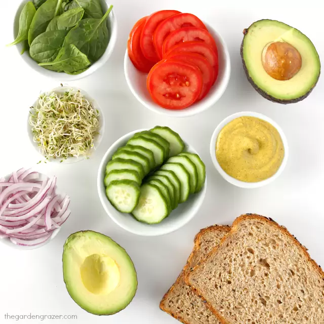 Ingrediënten op tafel voor avocado-groente sandwich